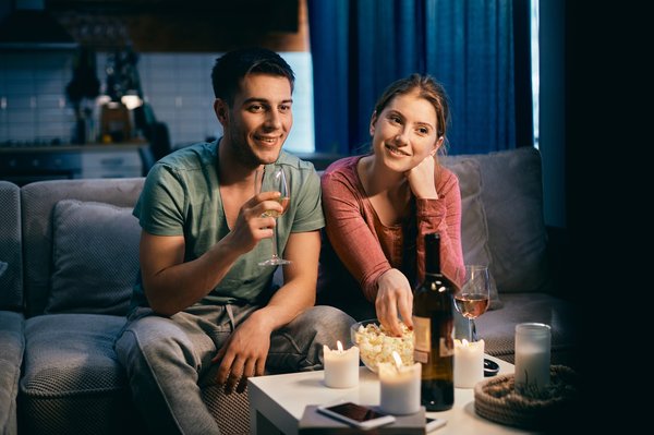 Organiser une soirée cinéma à la maison : astuces indispensables